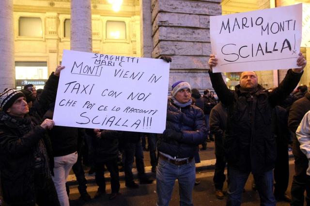 Tassisti protestano contro la Liberalizzazione davanti a Palazzo Chigi